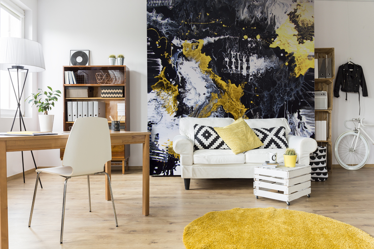 Fotomural estilo abstracto colores negro y amarillo en ambiente salón 