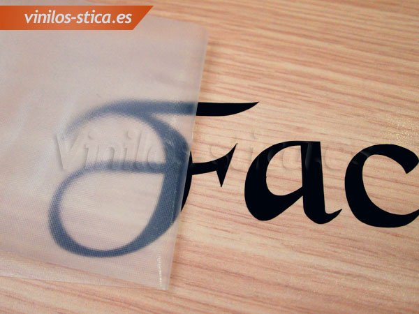 Pegado de vinilos troquelados último paso